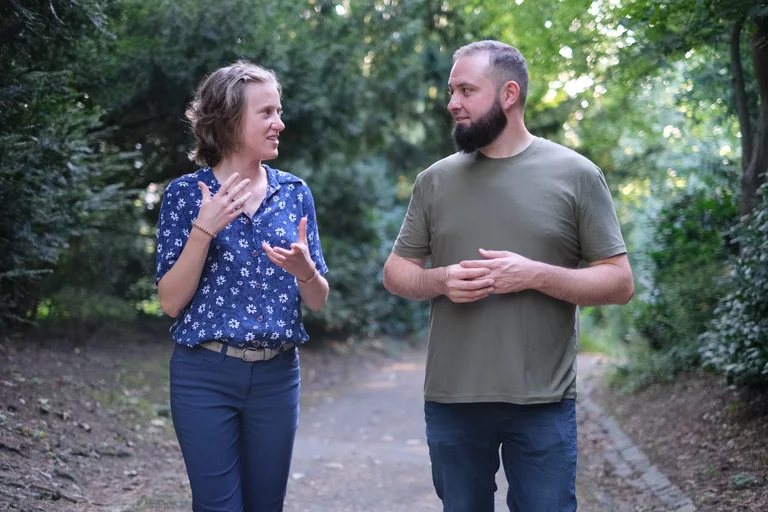 Coach und Klientin in einer Walk-and-Talk-Situation