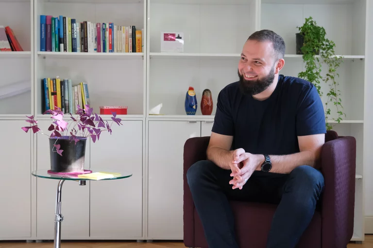 Sebastian hört aufmekrsam zu.