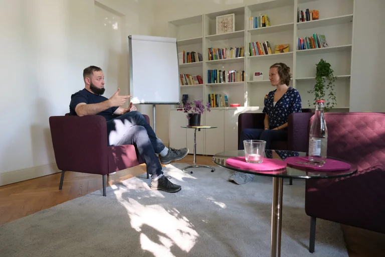 Eine Coachingsituation mit Dr. Hümbert.Schnurr im Coaching-Gespräch mit einer Klientin.